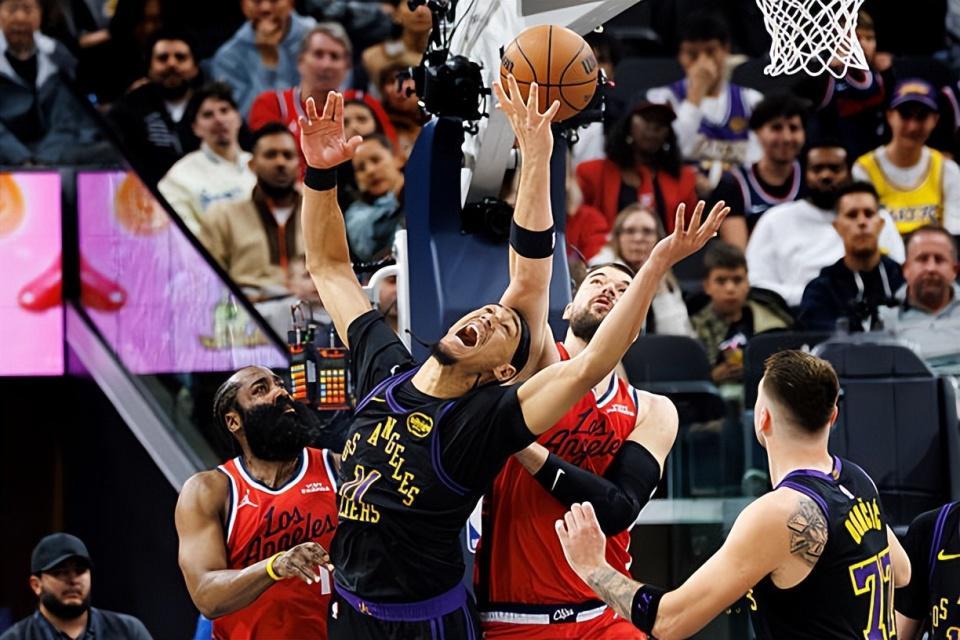 app下载-只是能力有限而已！湖人替补中锋好歹在比赛态度方面值得肯定？