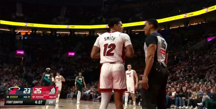 app下载-菜！德鲁·史密斯发球被吹走步违例 白白送出球权