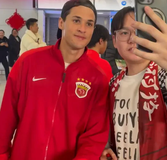 app下载-海港回国获大批球迷接机，安永佳、维塔尔等与球迷合影