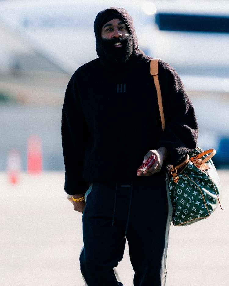 三连客挑战爵士掘金太阳！快船众将登机照 哈登微笑&amp;小卡看手机