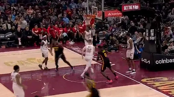 app下载-库明加攻守转换抗开对手上篮打进，老鹰本场比赛首次领先